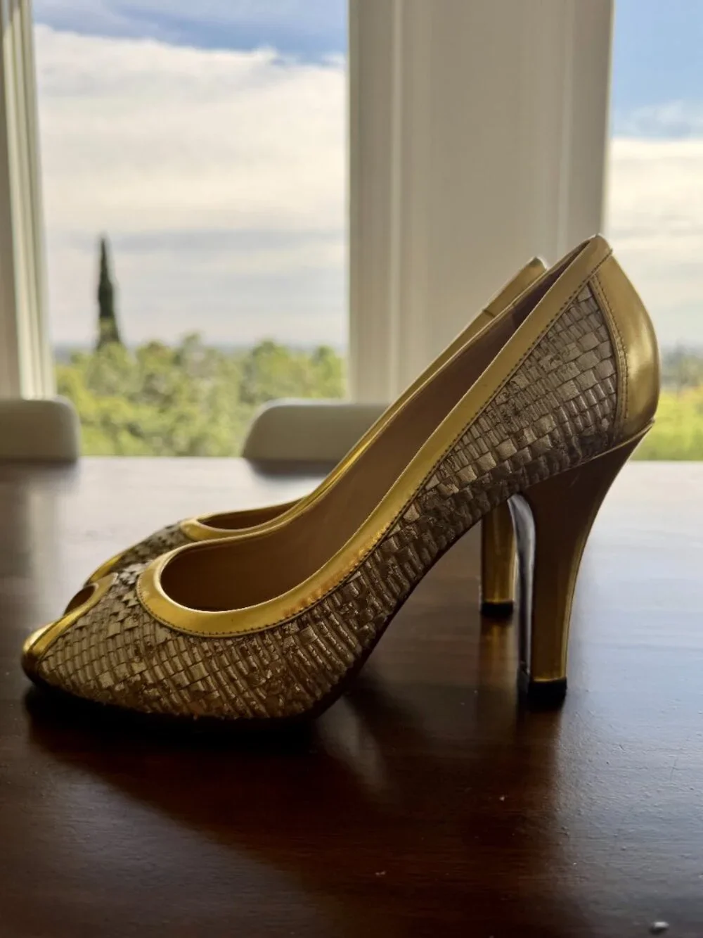 FENDI Spuntata Intreccio Oro / Gold Woven Leather Peep Toe Pump